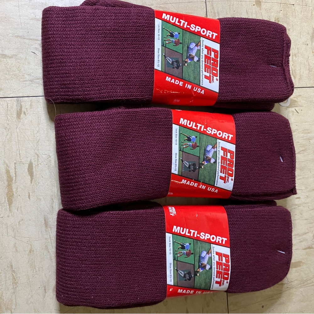 Red Athletic Socks with Ribbed Texture and Thermal Warmth